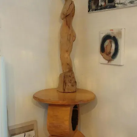 Seafront Artist غييكا