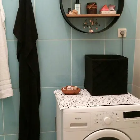 Seafront Artist غييكا